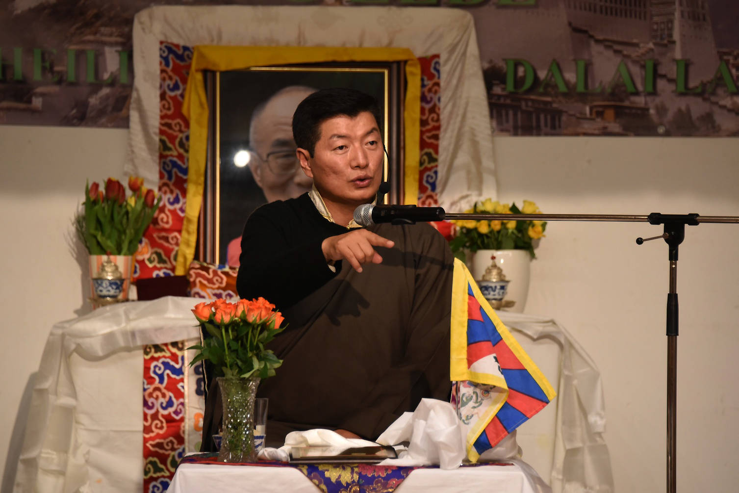 Ansprache von Dr. Sangay vor den versammelten TibeterInnen und den Gästen