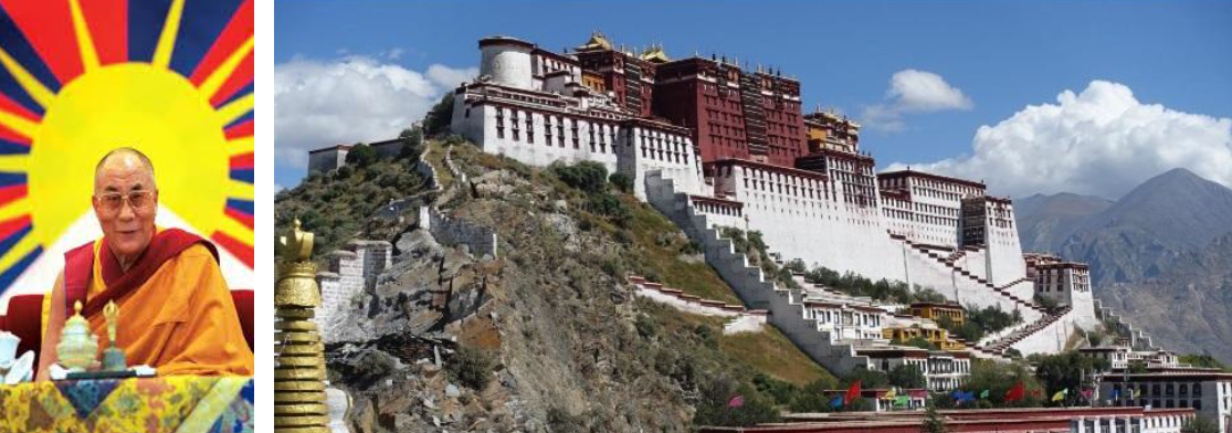 Porträt des Dalai Lama vor einer tibetischen Flagge neben dem Potala-Palast in Lhasa. Der monumentale Palast erhebt sich auf einem Hügel vor einer Berglandschaft unter blauem Himmel.